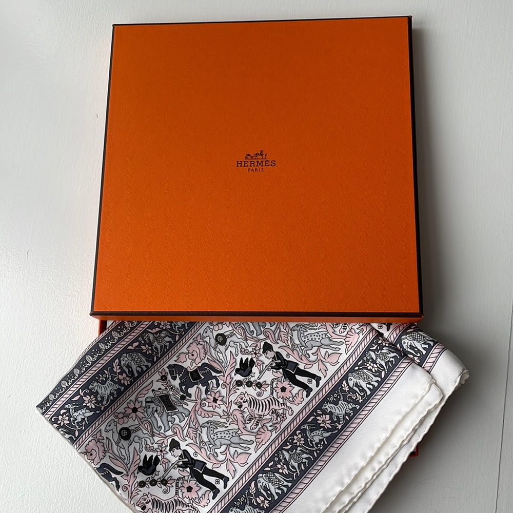 Hermes Chasse en Inde Silk scarf. Authentic.